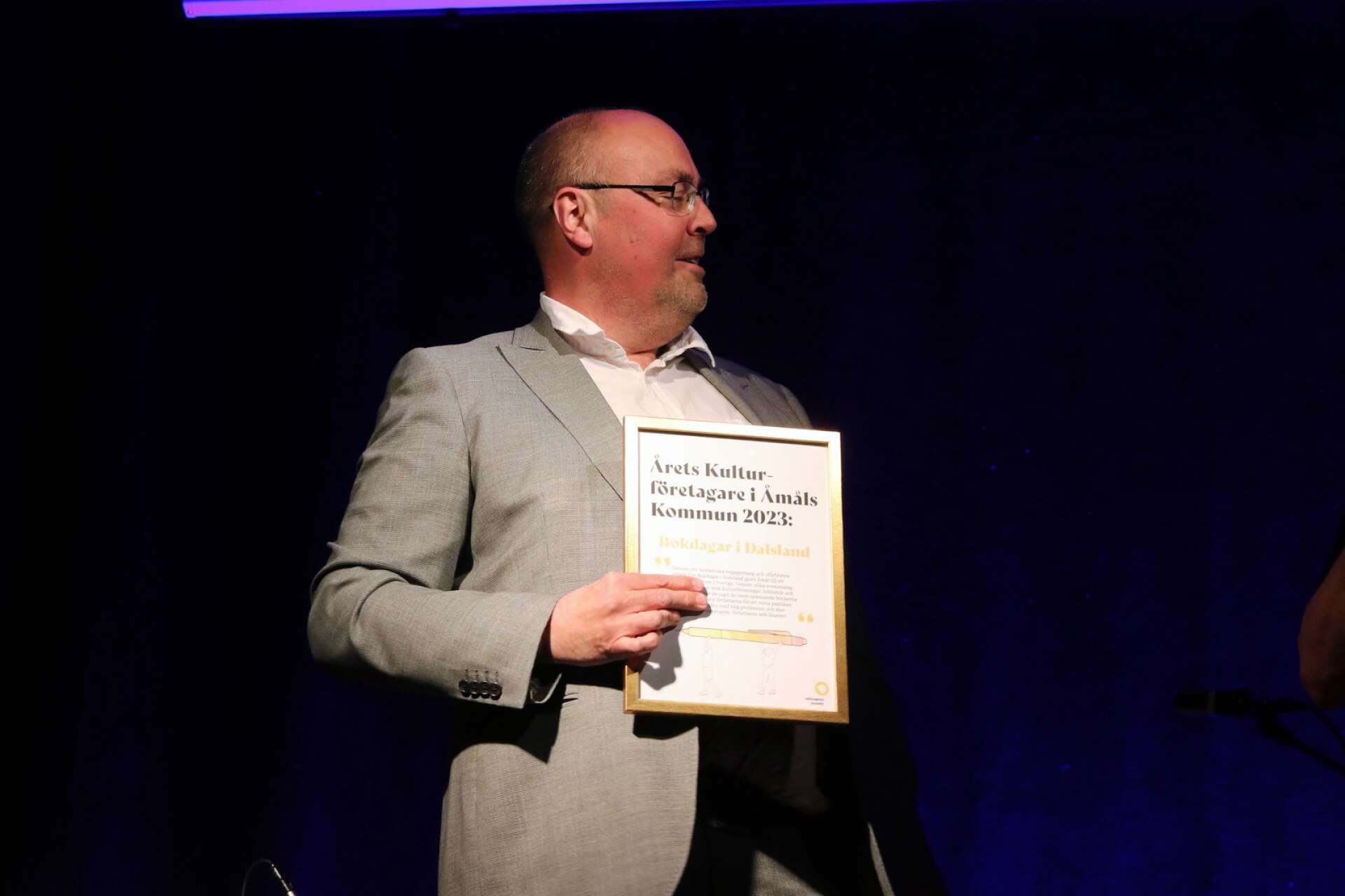 Verksamhetsledare Victor Estby tog emot priset för Årets kulturföretag för Bokdagar i Dalsland.
