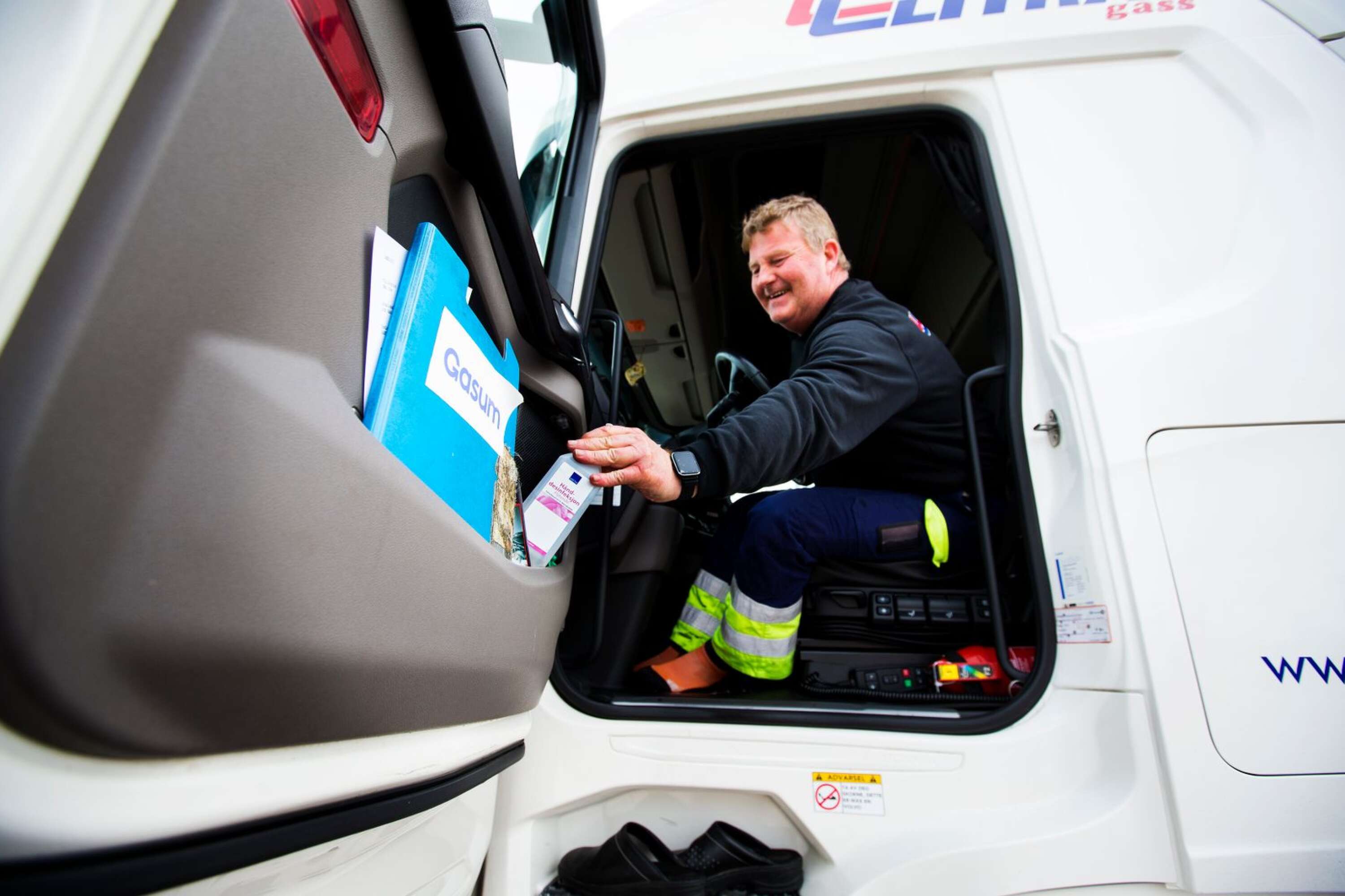 Den norske lastbilschauffören Ole Bjarne Liljedahl är noga med att sprita händerna varje gång han sätter sig i fordonet.