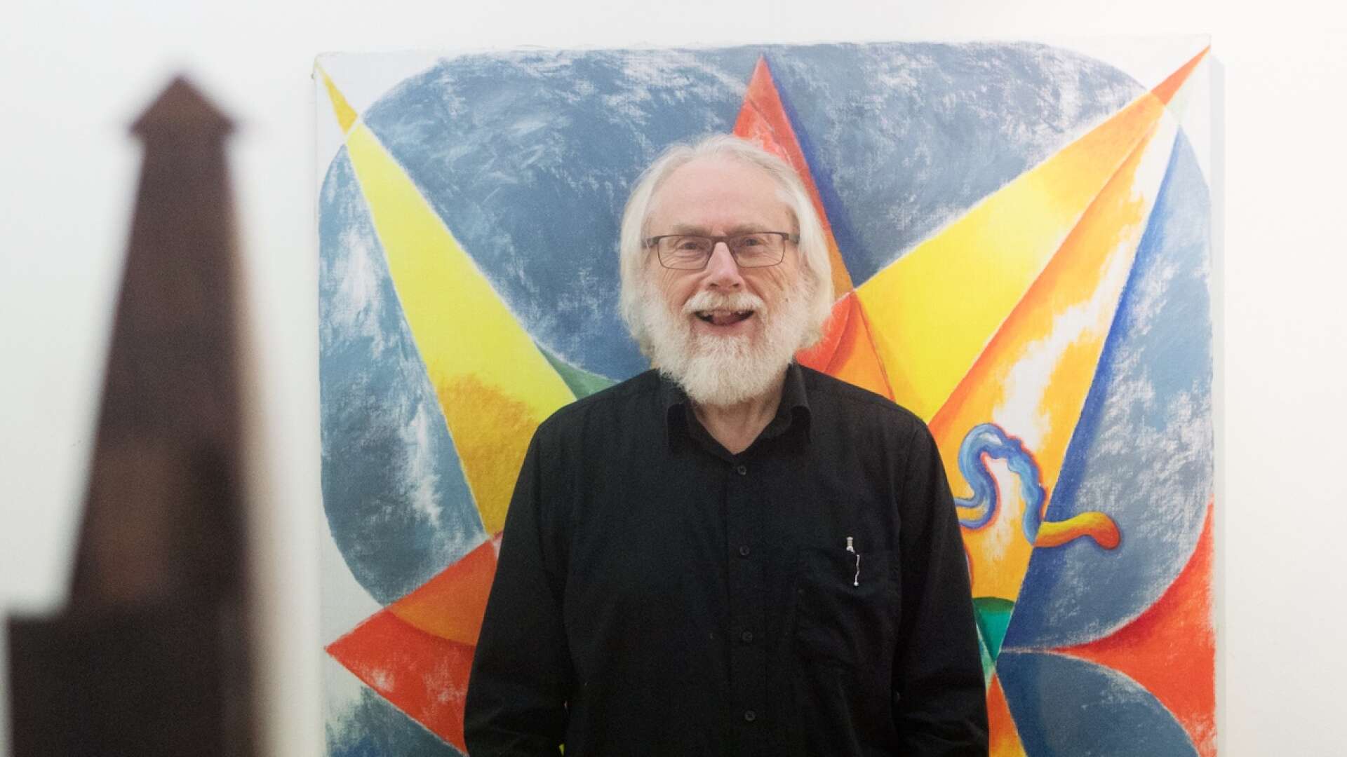 Christer Norrström framför verket Stjärnan, ett av de större mer förstärka verken som utställningen har.