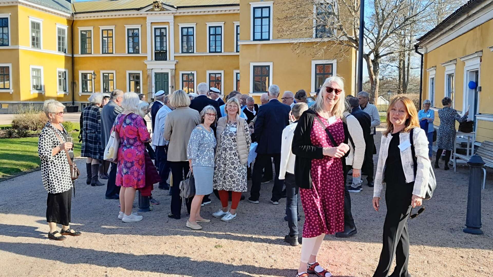 På lördagen var det återträff för de som tog studenten för 50 år sedan på Vadsbogymnasiet. Efter ett besök på sin gamla skola var det fest på residenset.