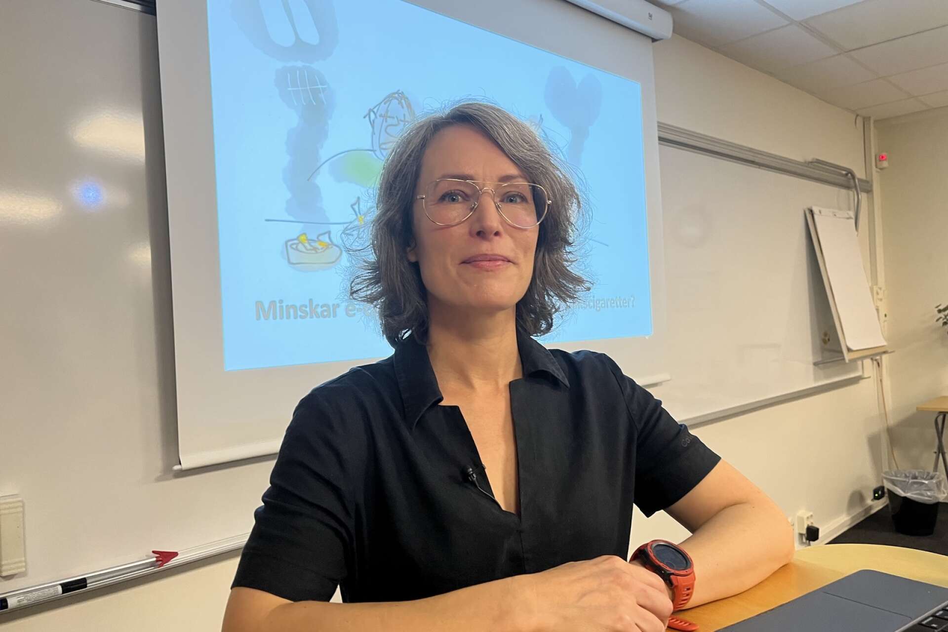 Louise Adermark, docent i neurobiologi vid Göteborgs universitet, varnar för den ökade trenden av unga som använder nikotinprodukter som vejp och vitt snus.