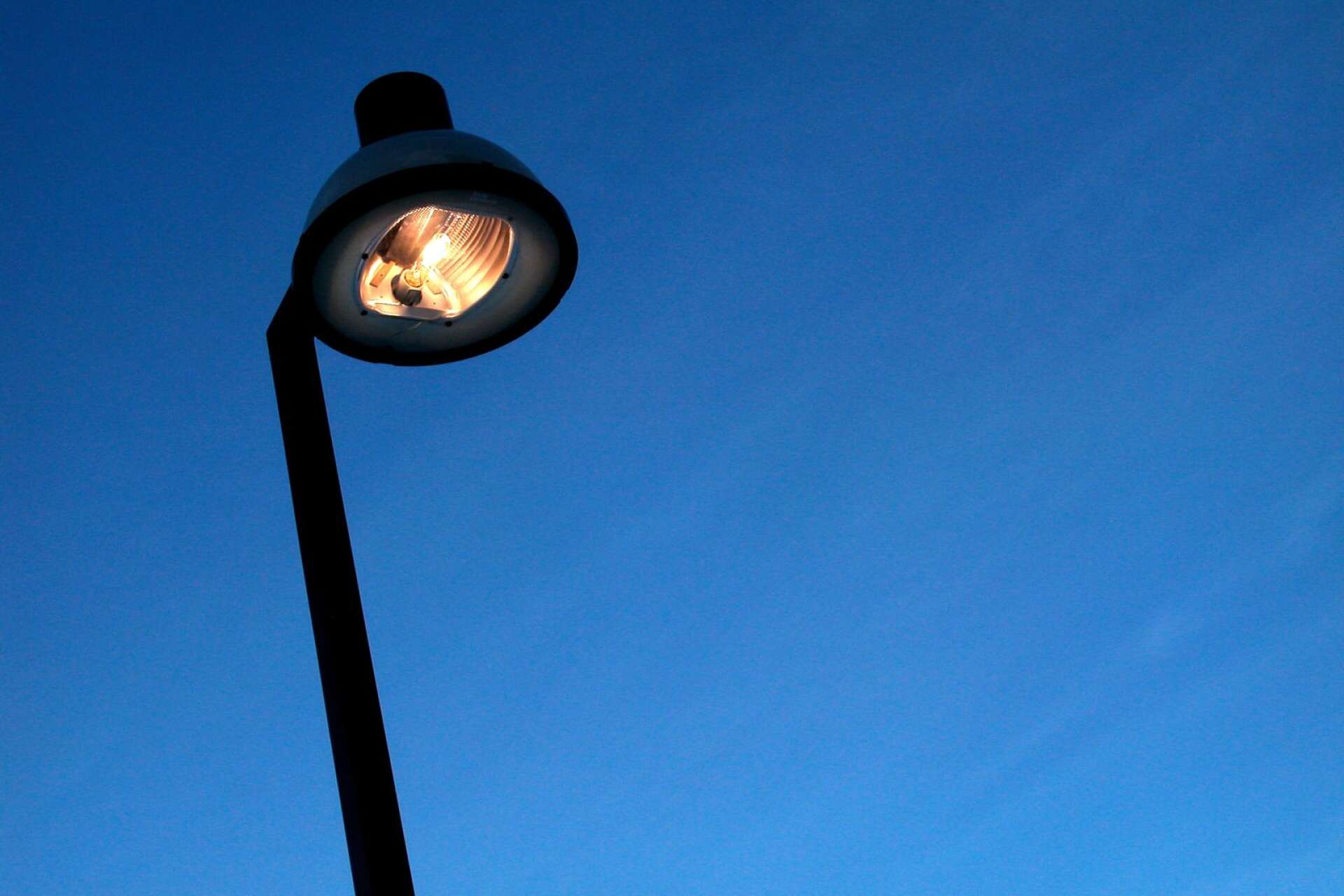 Karlstads kommun ska prova att sänka den offentliga belysningen lite vissa tider på dygnet. Många kommuner byter också ut lamporna till mer energisnåla varianter.