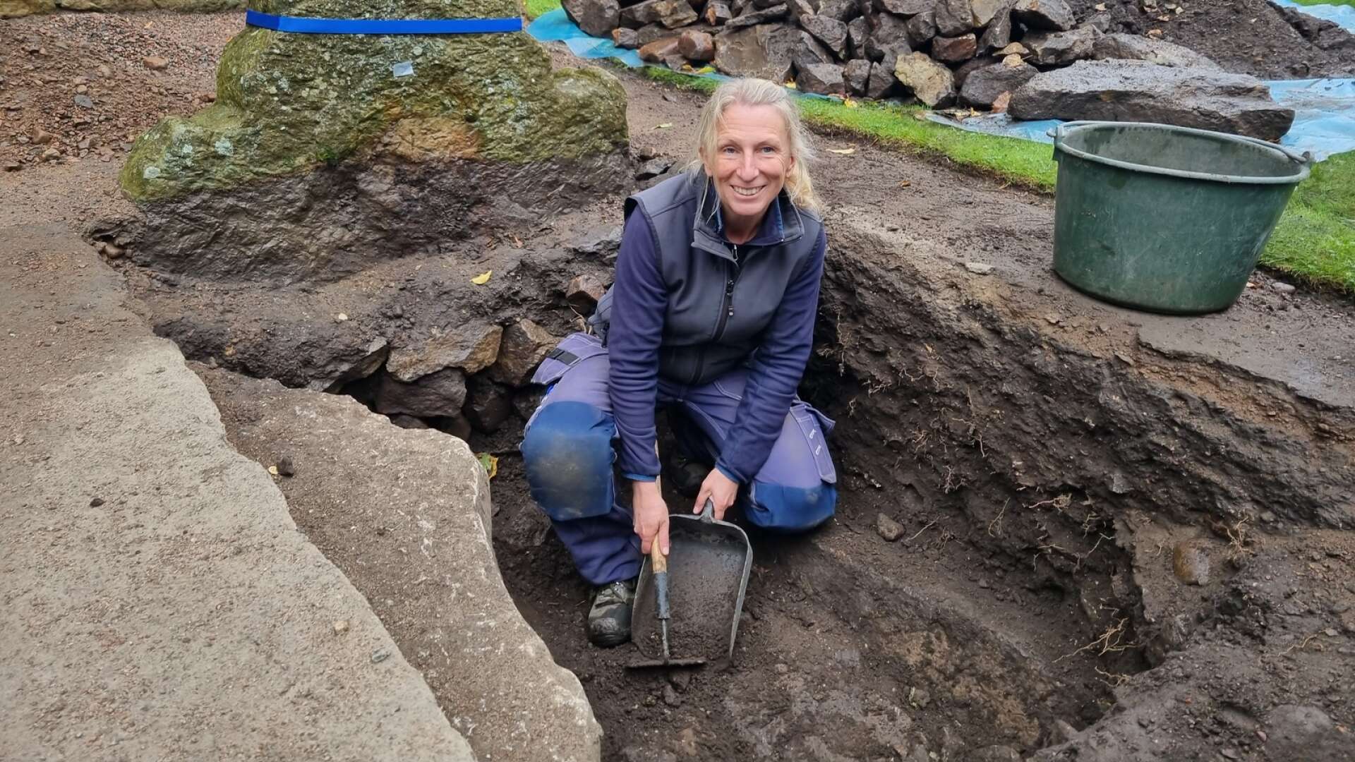Arkeologen Anna Nyqvist Thorsson är nyfiken på om det finns ett släktband mellan individerna som ligger begravda framför västtornet.