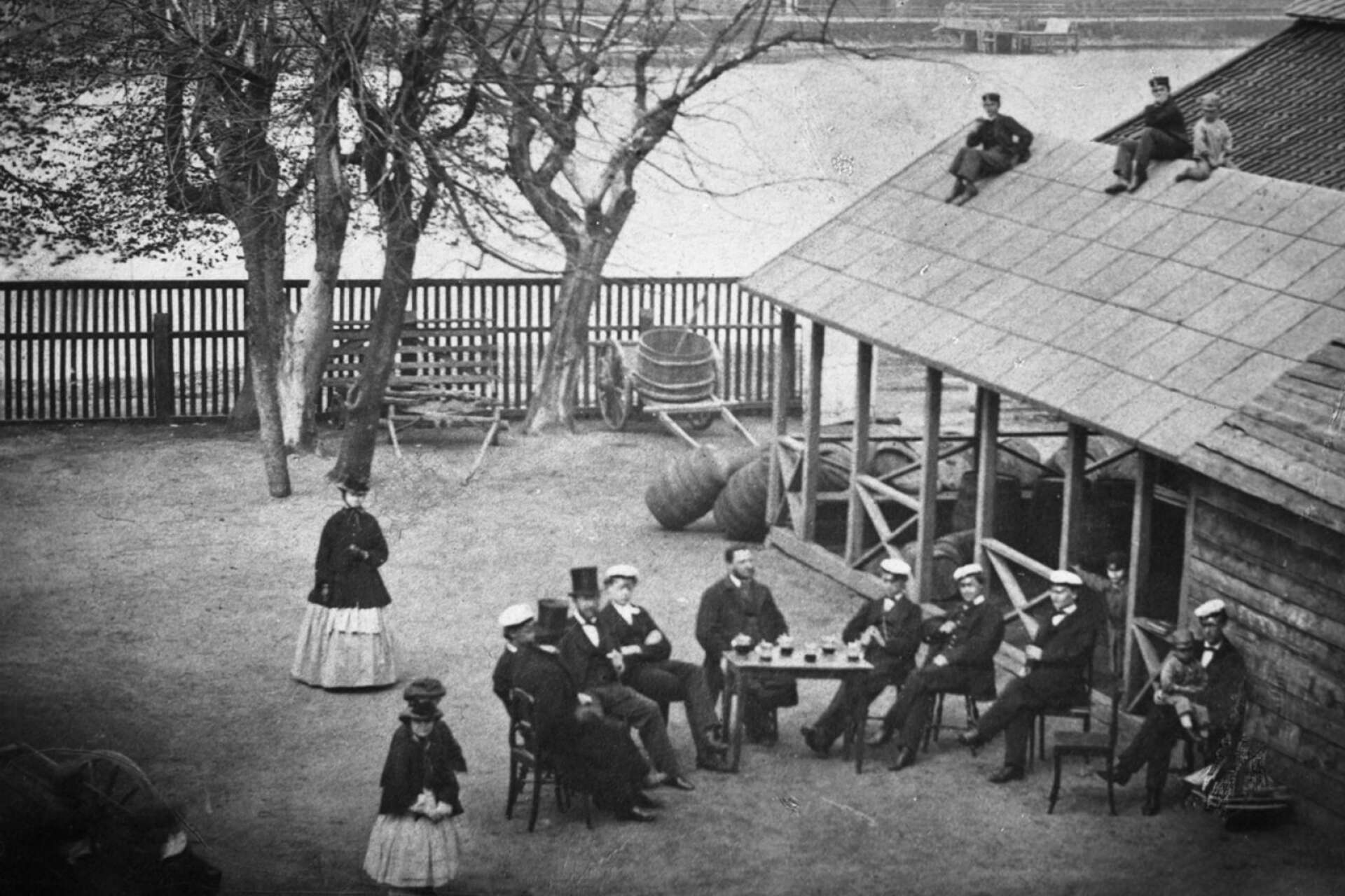  Bilden togs av Laura Larsson våren 1864 i samband med Karlstads första studentexamen.