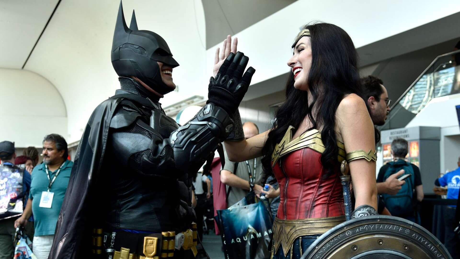 Två entusiaster, utklädda till Batman och Wonder Woman.