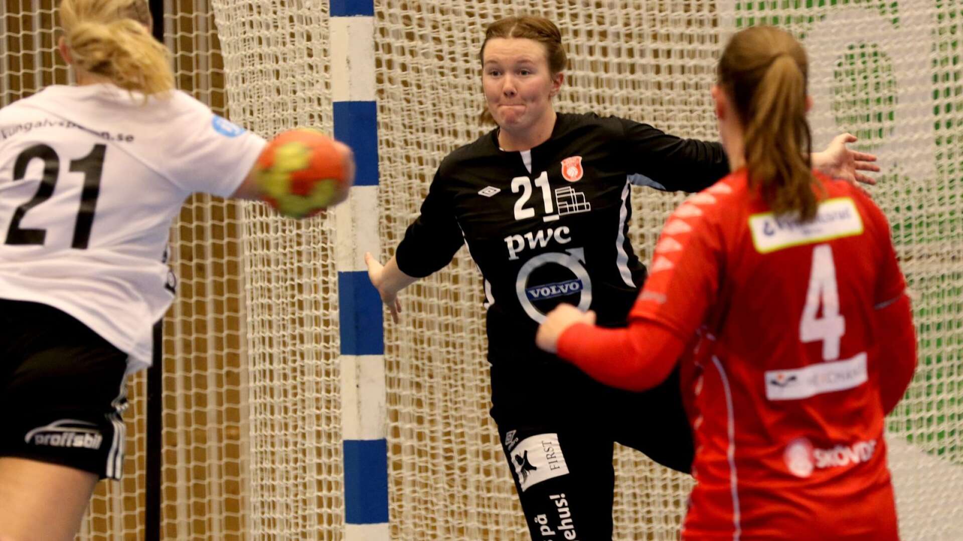 Hanna Edvardsson storspelade mellan stolparna när Skövde HF tog första segern i SHE den här säsongen när Boden Handboll IF bortabesegrades på fredagskvällen.