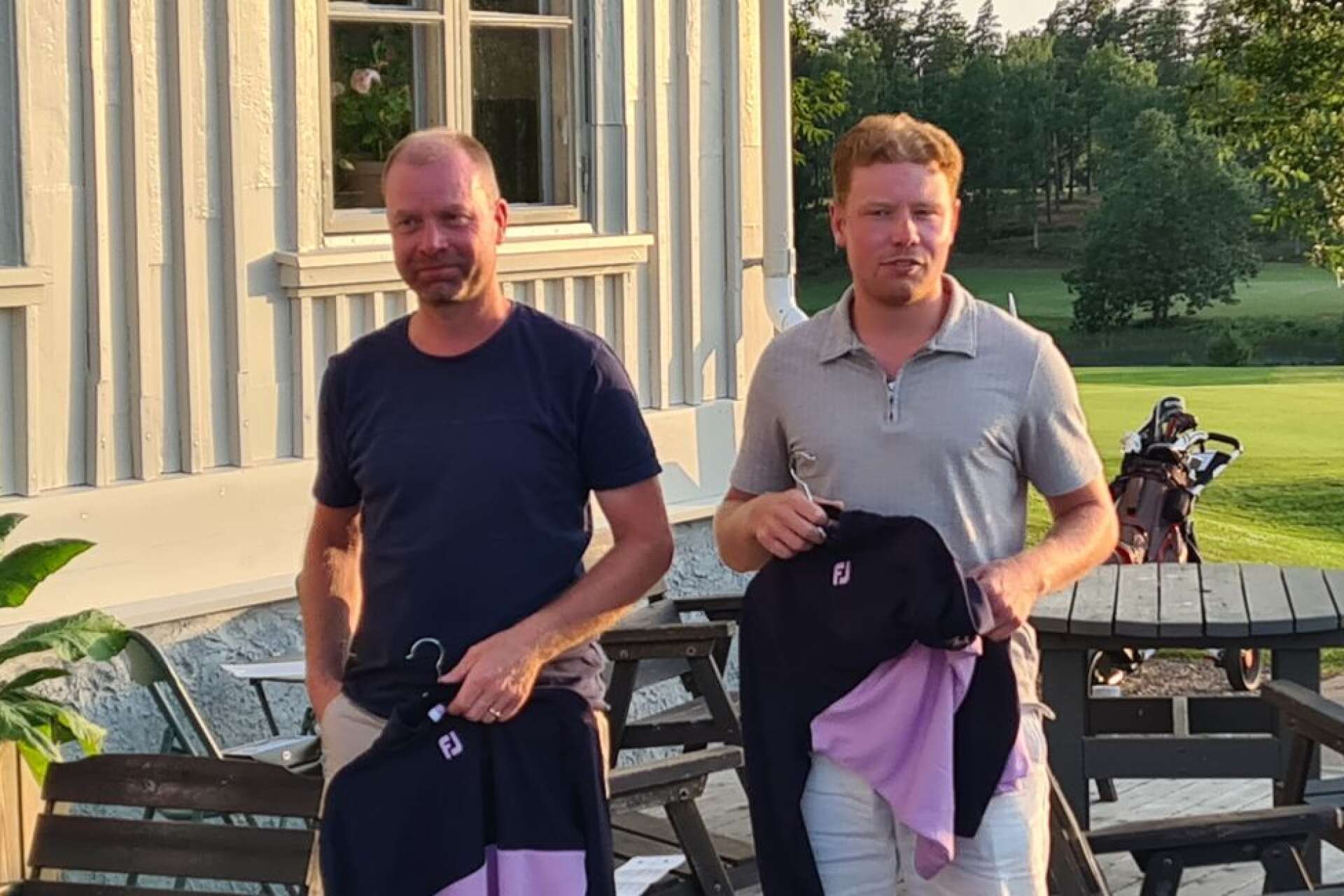 Far och son Johansson, Thomas och Linus, segrade i tisdagens irish greensome-tävling på Forsbacka. Thomas är i år assisterande tränare i Åmåls SK, där Linus gör comeback.