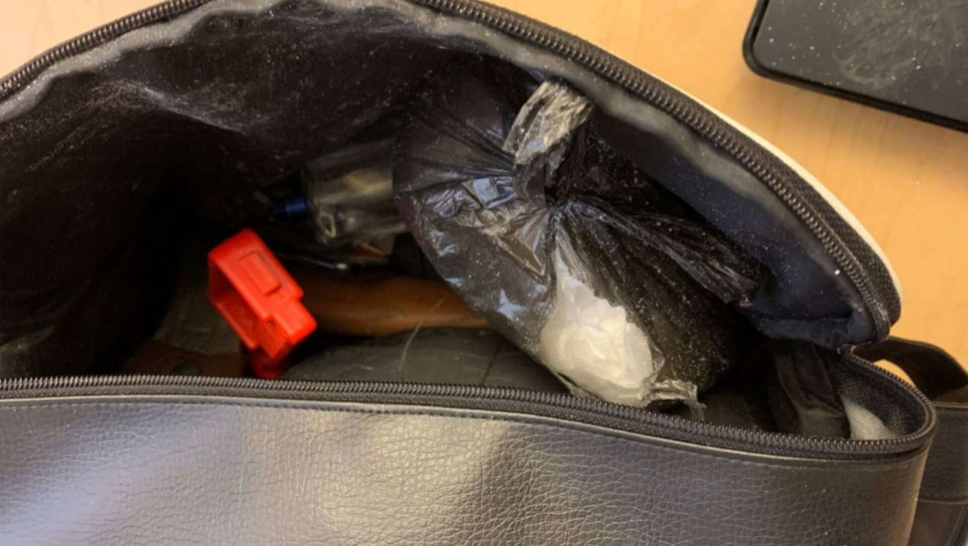I väskan hittades polisen bland annat en yxa, en glashammare och ett kilo amfetamin.