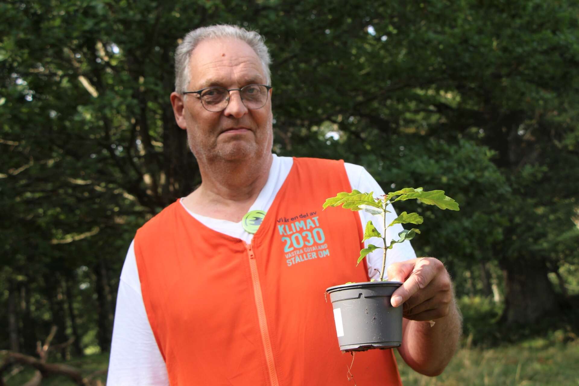 Naturskyddsföreningens ordförande Jan Bertilsson planterade en ung ekplanta då Gamla Ekudden firade 30 år.