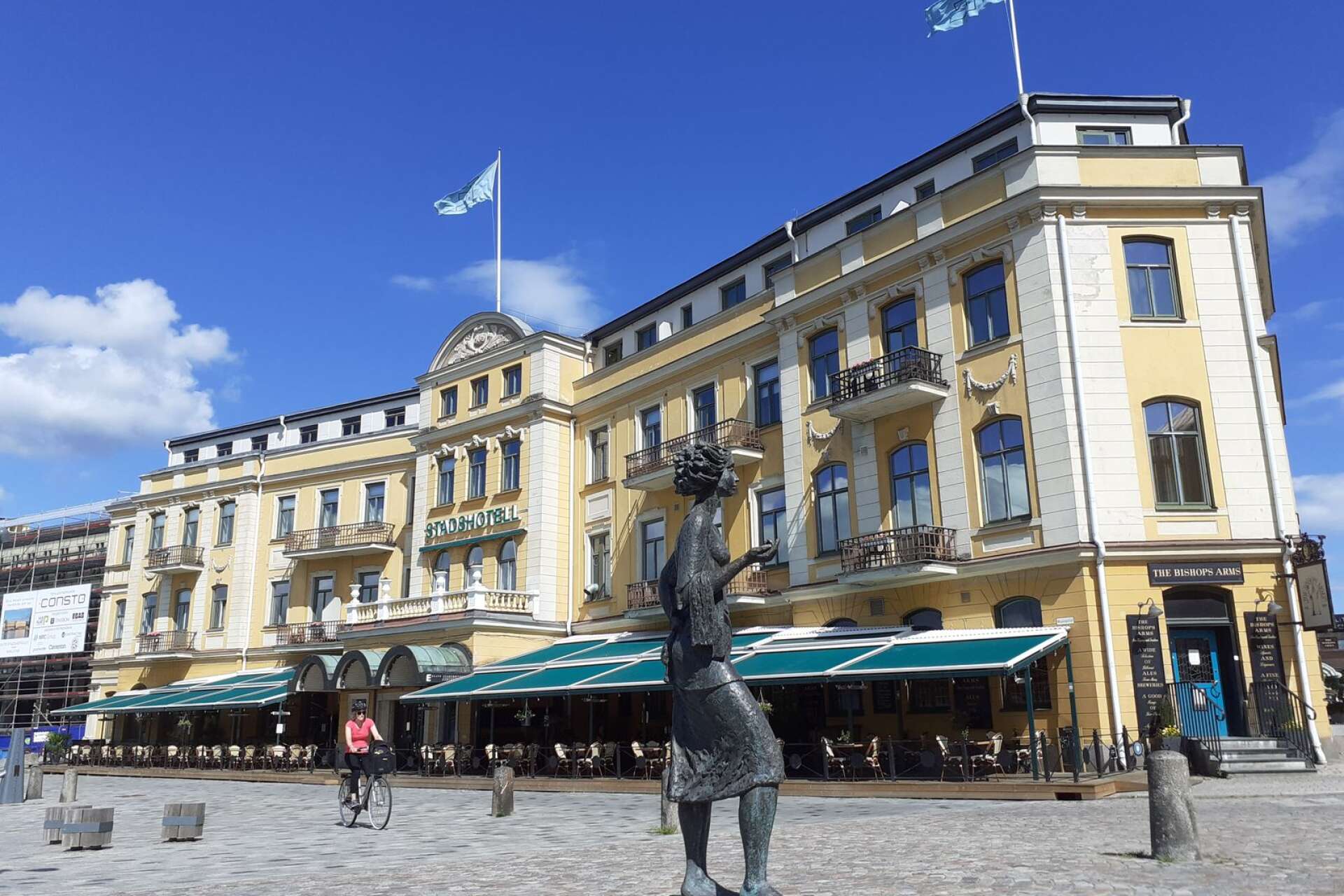 Norrmännen har varit saknade på Statt i Karlstad - här tas beskedet om den öppnade gränsen emot med glädje.