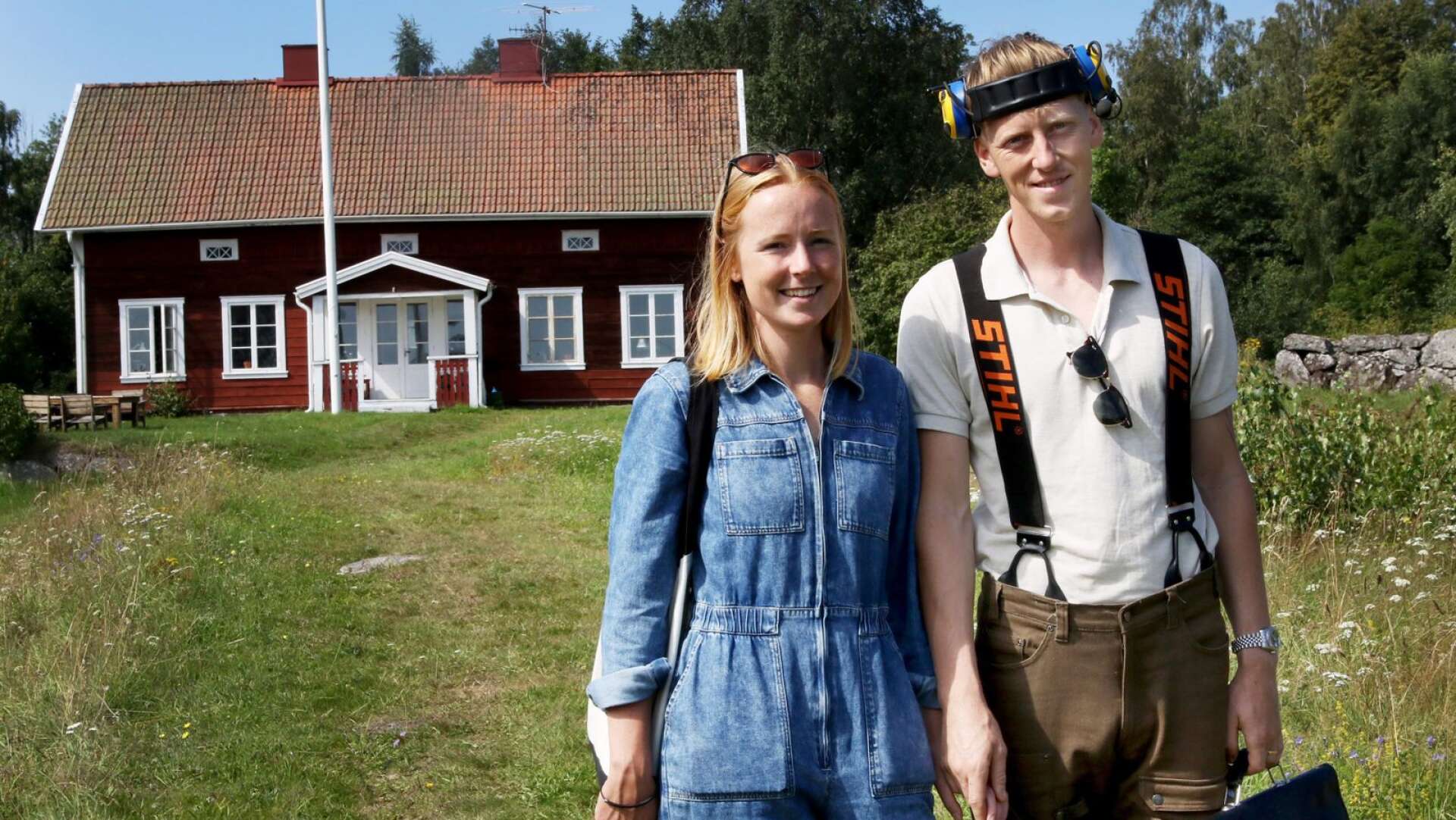 Judit Ernvik och Alexander Lindblad Ernvik framför bostadshuset på sin nyinköpta gård på Storön. Paret trivs fint och betonar att de funnit sin dröm.