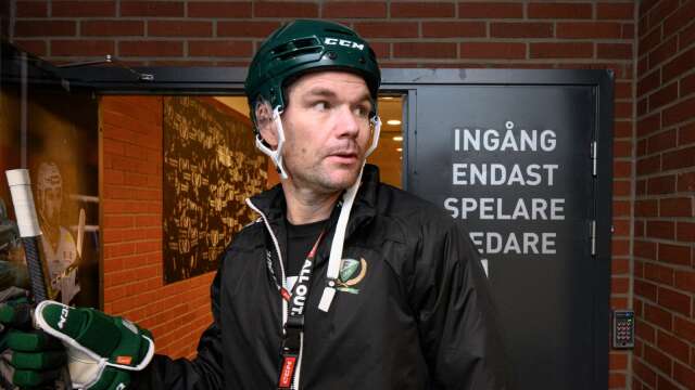 Tomas Mitell fick trängas med alla spelare som fanns på is på juldagens träning för Färjestad.