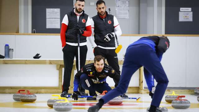Lag Edin, med Oskar Eriksson som skipper, har inlett starkt i Sun city curling cup på hemmaplan, och slog bland annat turkiska VM-laget Ugurcan Karagoz med 11–2.