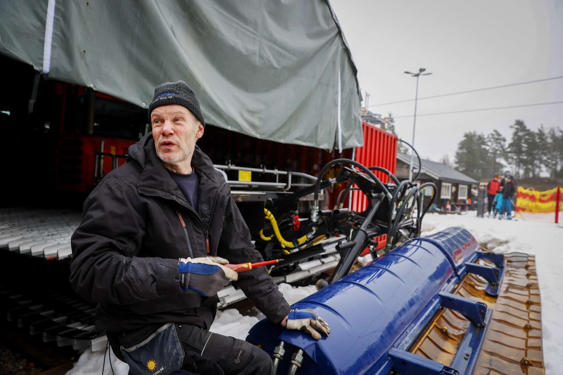 Peter Olsson är arbetsledare på Karlstads kommun och hoppas att man ska kunna köra snökanonerna igen om några dagar.