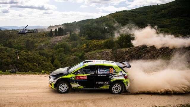 21-årige Mitandersfors-sonen Oliver Solberg med kartläsare Elliott Edmondson blev till slut tvåa i WRC 2 i Portugals VM-rally.