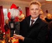 Landshövding Anders Danielsson invigde julmarknaden och köpte sedan en jultomte till residenset.
