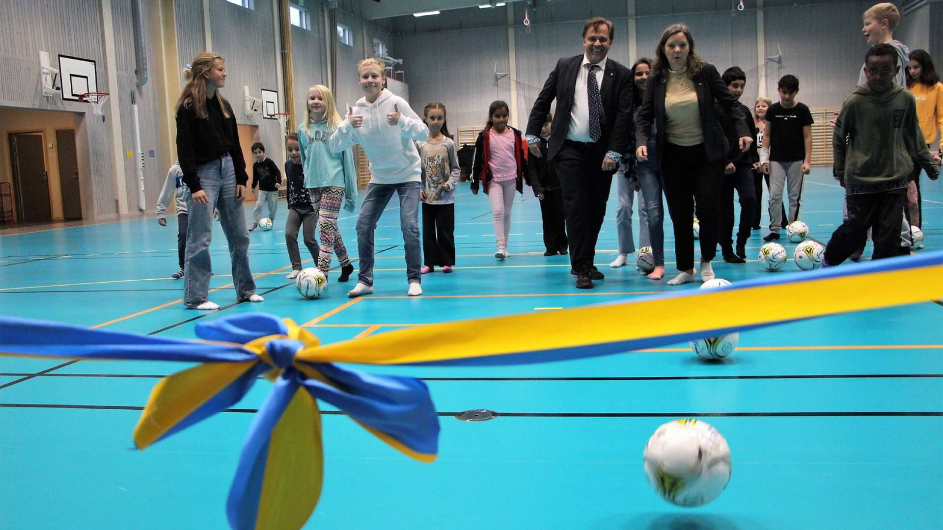 Färjestadsskolans nya sporthall invigdes av elever och Niklas Wikström (L), ordförande i barn- och ungdomsnämnden och Johanna Larsson (M), ordförande i kultur- och fritidsnämnden.