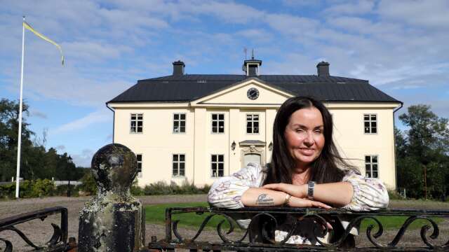 Christina Erikson bor på Svartå herrgård utanför Degerfors, där också hennes nya bokserie utspelar sig. Första boken av 21(!) släpps i dagarna och tar avstamp i Christinas favoritårhundrade 1700-talet.