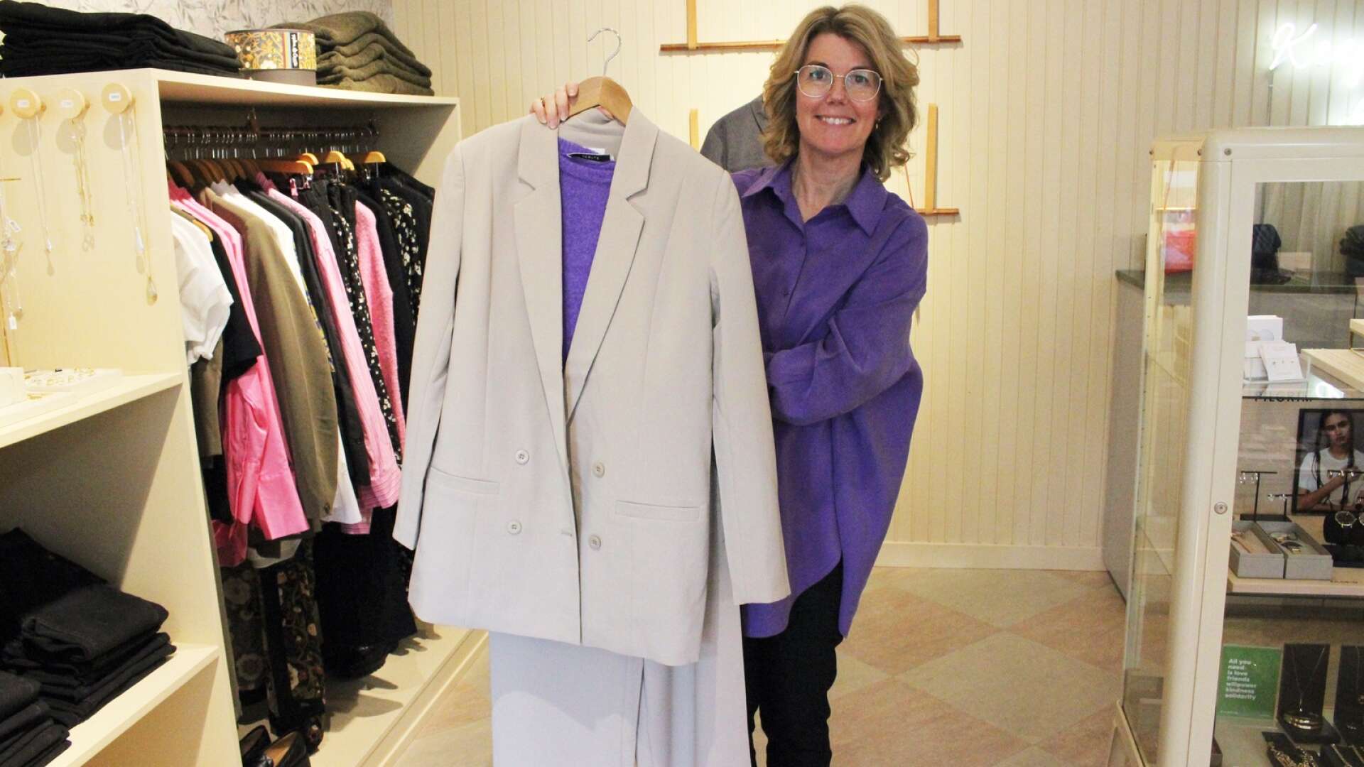 Kostym och starka färger rekommenderas till vårgarderoben av Jessica Lundmark på Keep Co.