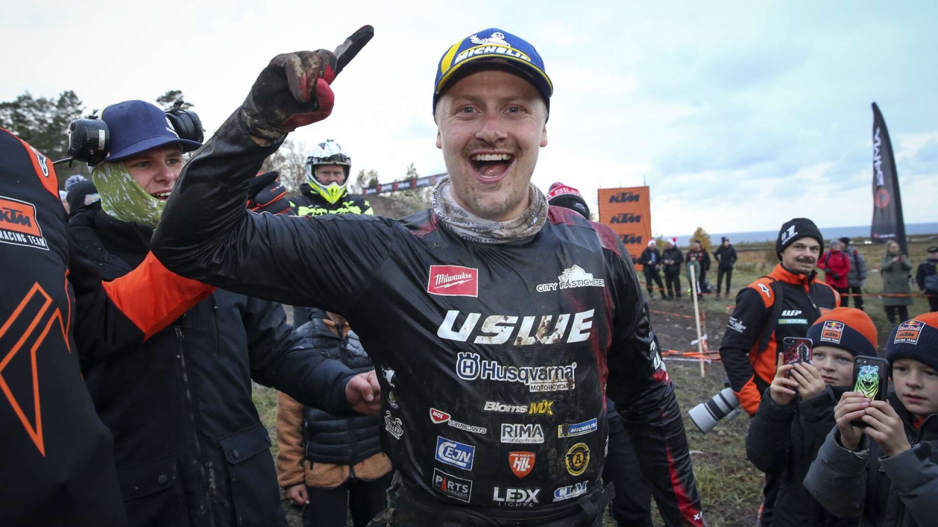 FMCK Skövdes Albin Elowson tog sin tredje seger i Gotland Grand National och firade stort i målfållan efteråt.