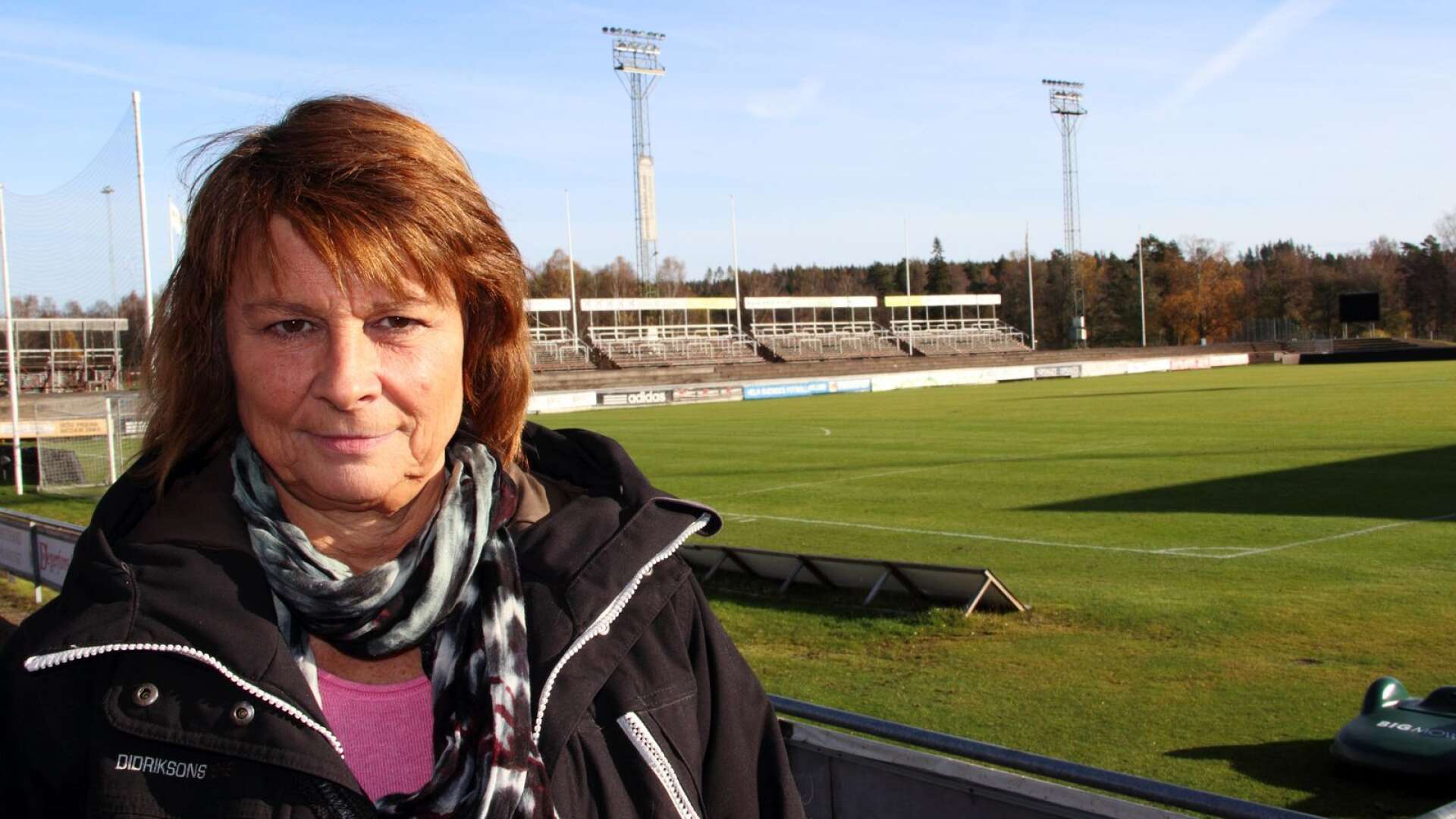 Degerfors IF:s klubbchef Suzanne Hällström på Stora Valla. Frågan är om gräset håller för den avgörande matchen mot Gif Sundsvall på lördag.