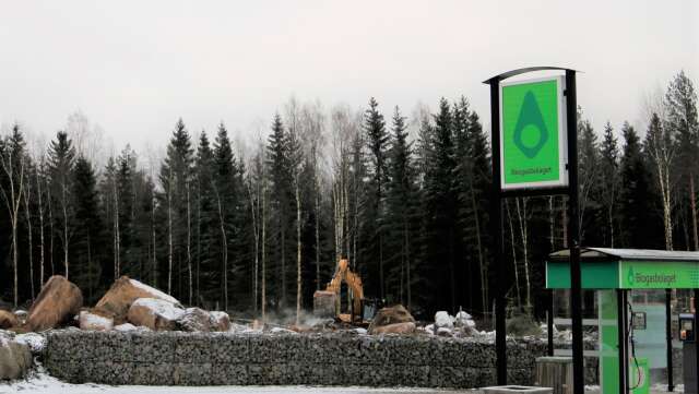 Den nya laddstationen för tung trafik byggs bakom den nuvarande tankstationen för bioagas vid Mosserud.