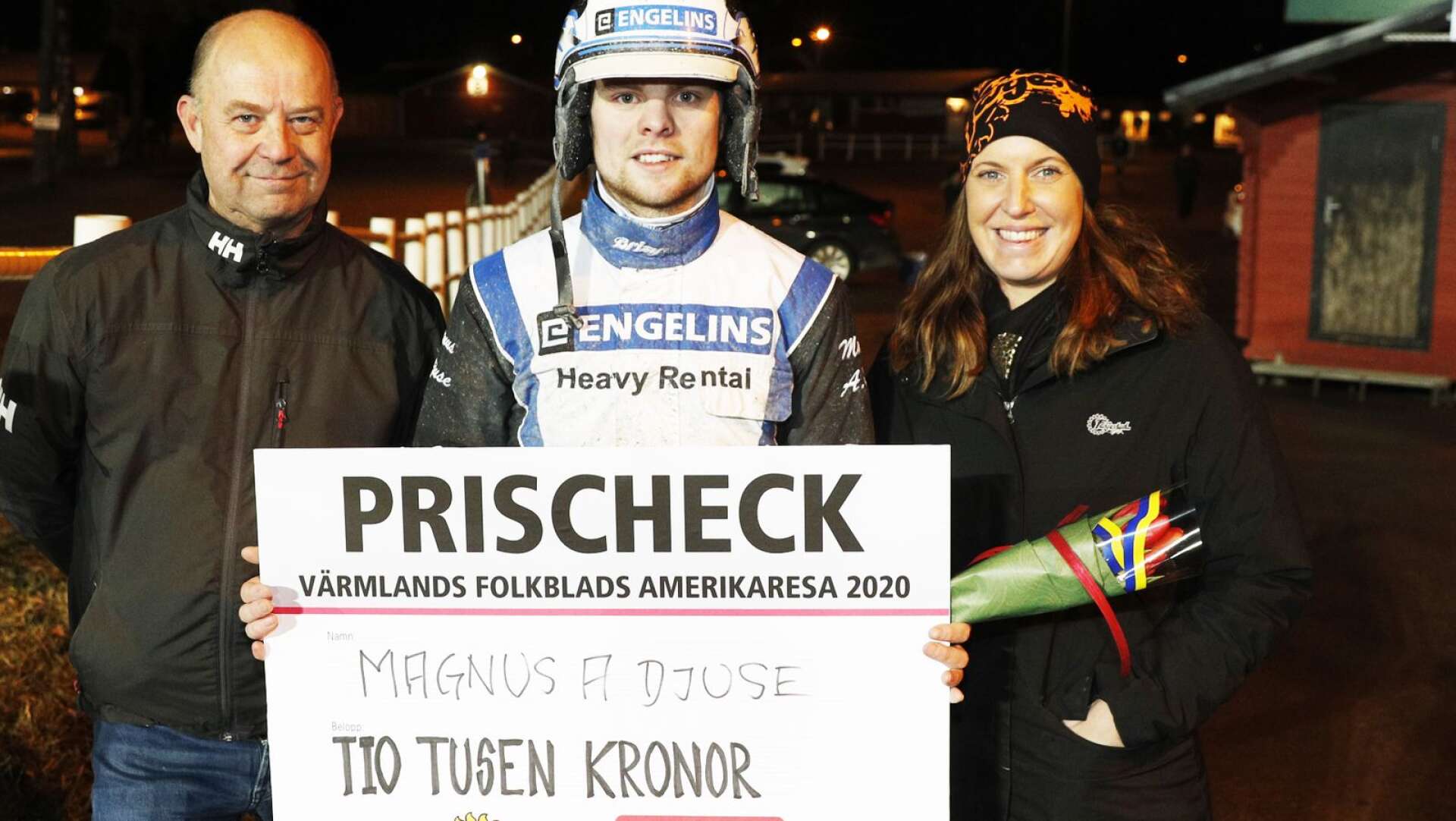 Jättetalangen Magnus A Djuse flankerad av Kenth Pettersson och travbanechef Marie H Svensson blev årets vinnare av Amerikaresan efter att han med minsta möjliga marginal besegrat Per Nilsson.