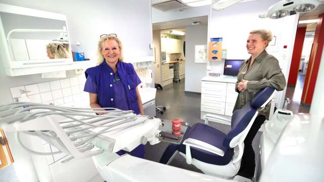 Klinikchef Marie Branzén och tandvårdschef Linda Back är redo att ta emot betalande vuxna till tandregleringen i Region Värmland. 