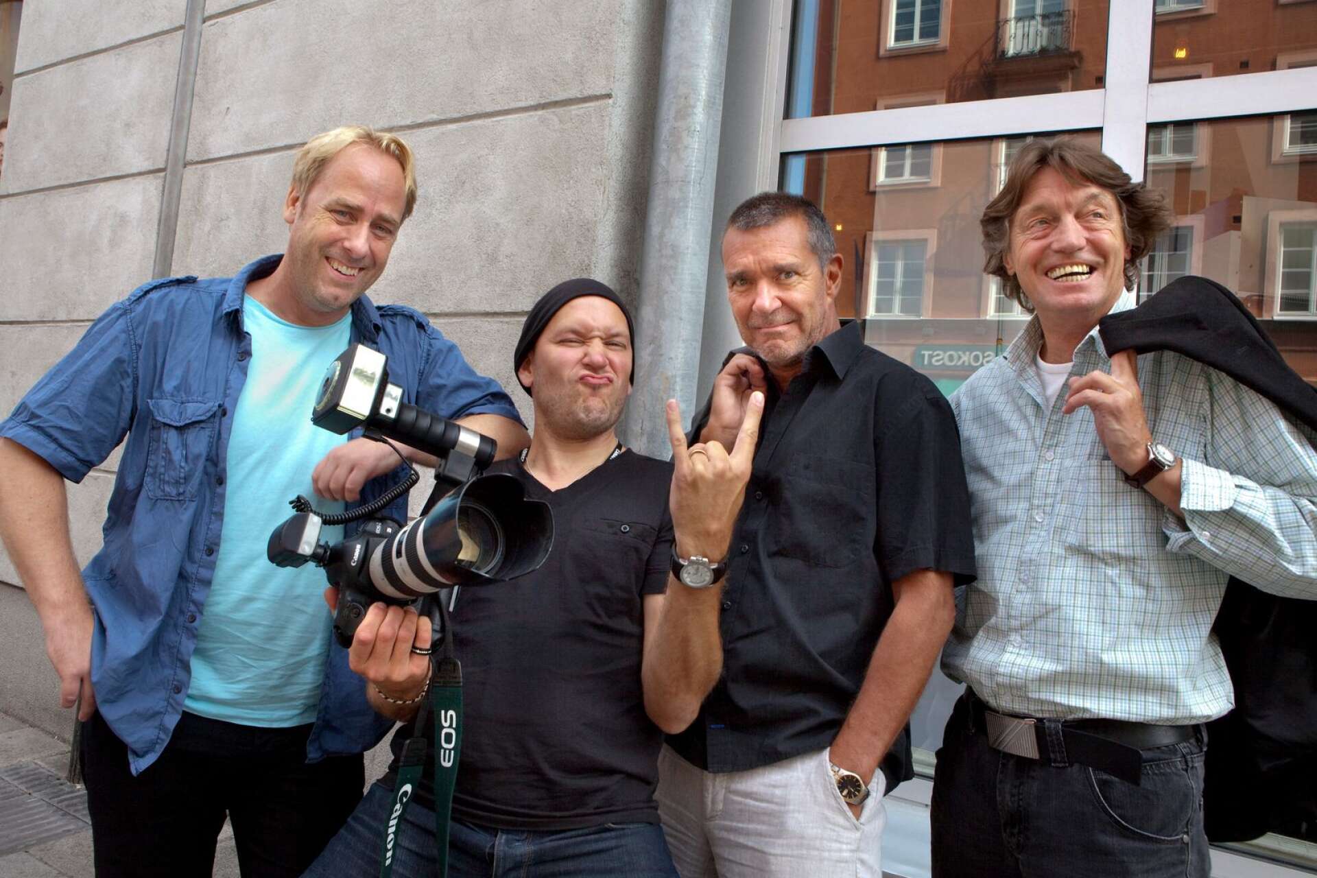 Pressfotografering i samband med presentationen av filmen Bröllopsfotografen. Från vänster: regissören Ulf Malmros, skådespelarna Björn Starrin (numera Ling), Kjell Bergqvist och Johannes Brost.