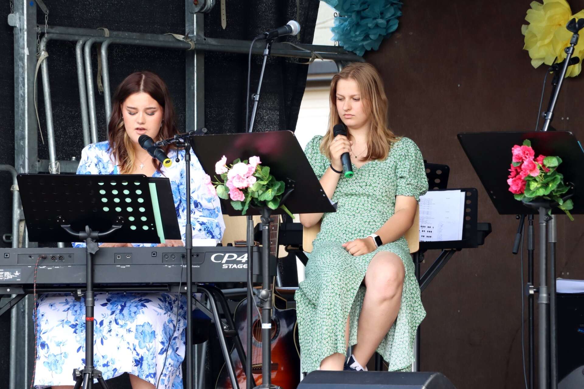 Det var finstämt när Engla och Linnea i 9A sjöng Veronica Maggios ”17 år”.