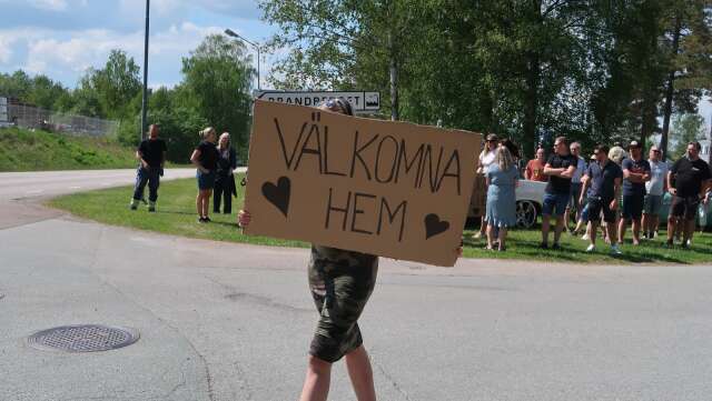 Välkomna hem stod det på flera plakat som mötte den hemkommande trion till Bengtsfors på fredagseftermiddagen.