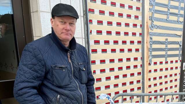 Fotohandlaren Ronny Karlsson framför sitt igenspikade skyltfönster. Han har haft fyra inbrott på tre år i sin butik Manne Foto.