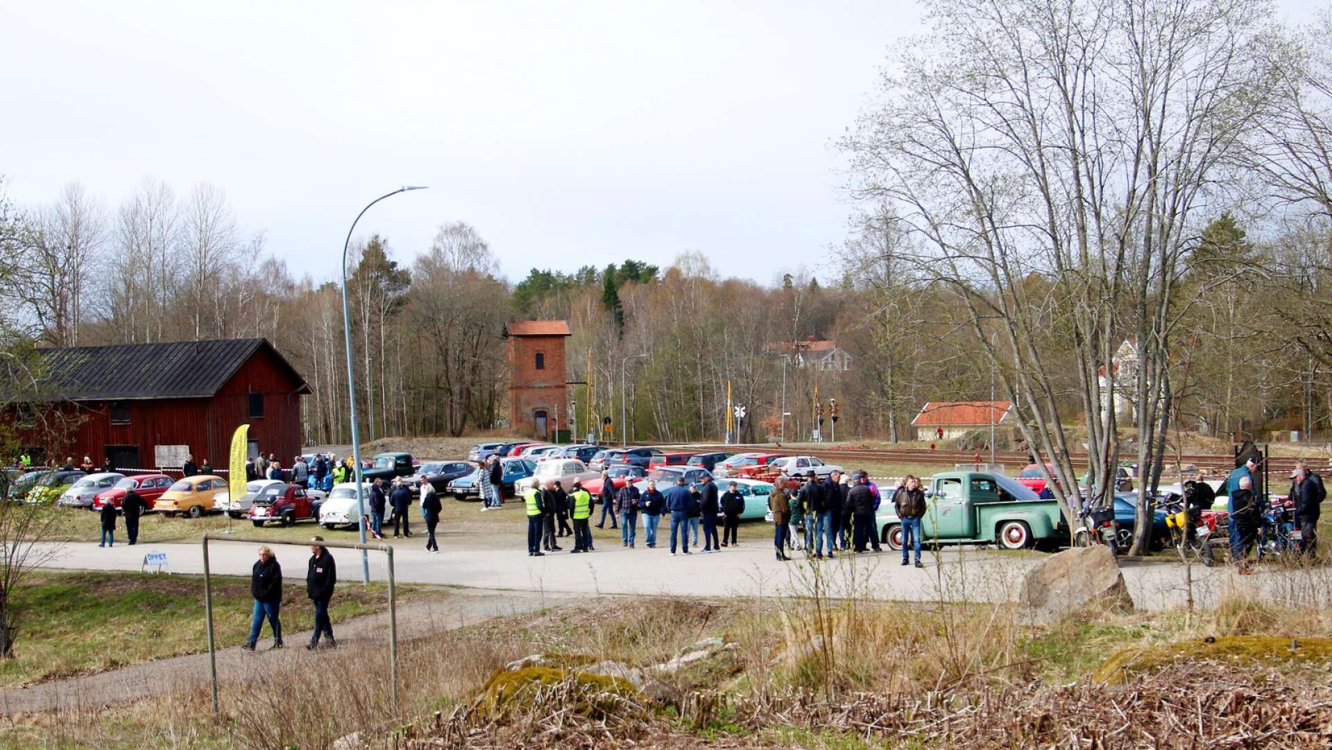 Någras hundra kom till Vårmönstring med Karlskoga motorweteraner vid Bofors stationsområde 2023