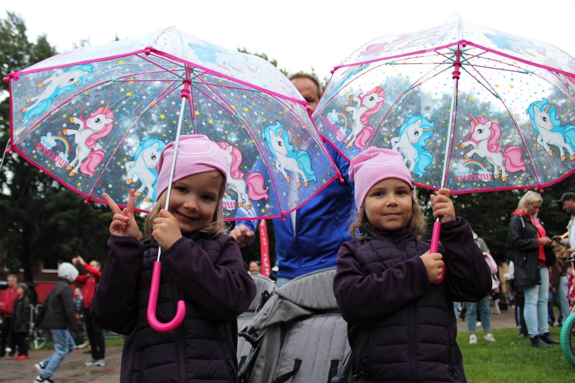 Syskonen Nora och Ella Bergqvist hade med sig matchande paraplyn. 