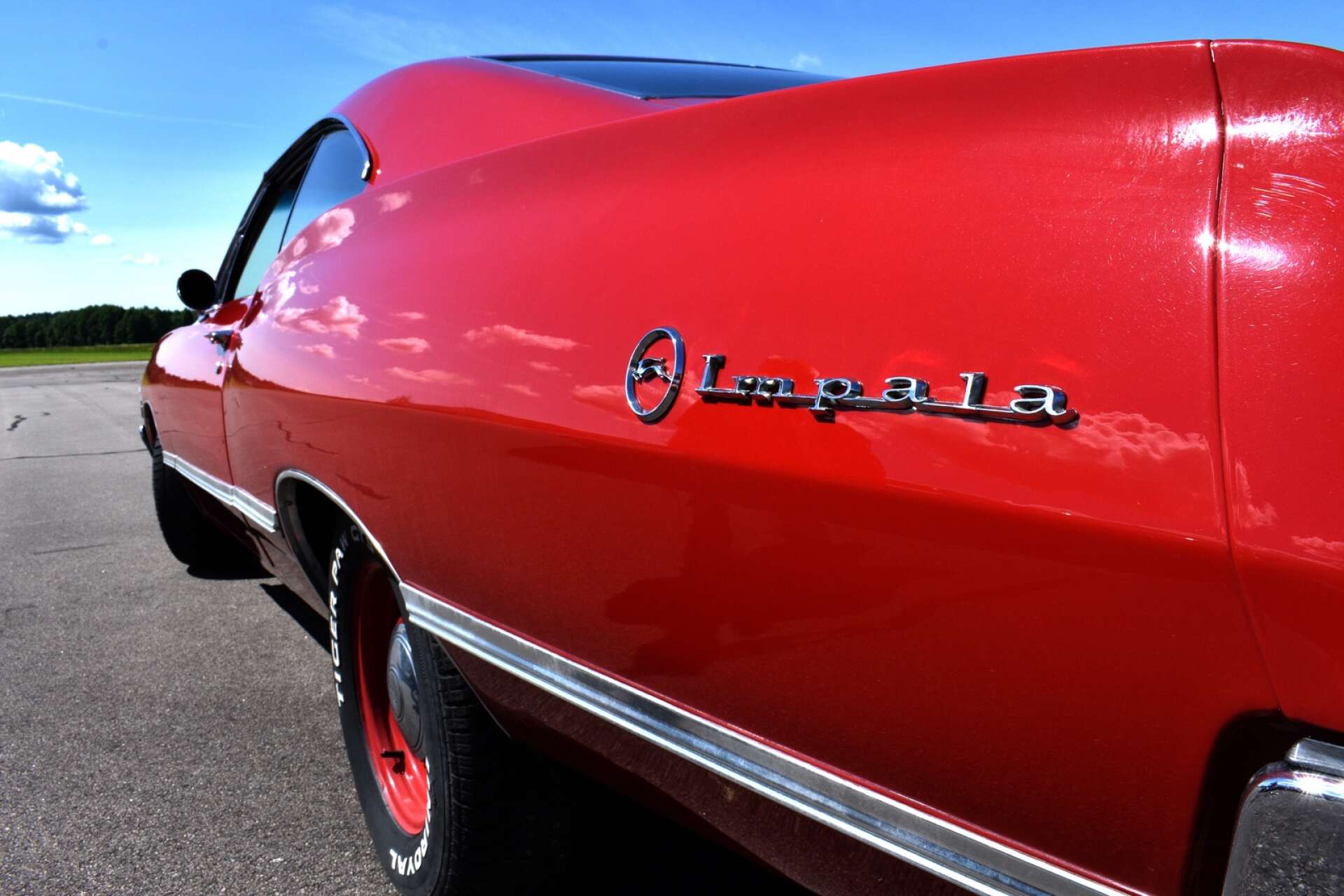 En röd Chevrolet Impala var en av många bilar på plats.
