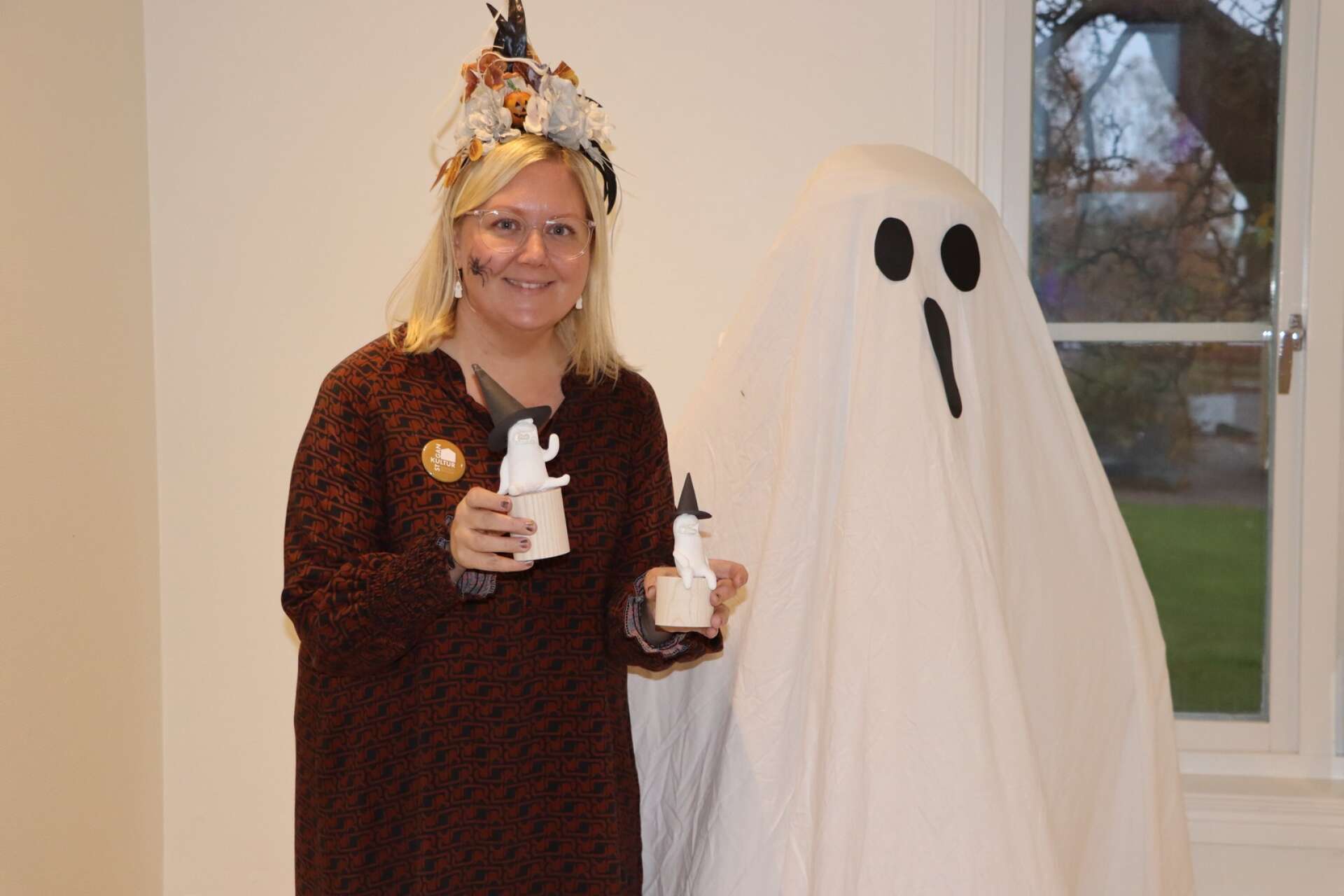 Kommunens kulturpedagog Johanna Broo Asplund i det som under höstlovsveckan kallades för ”spökrummet”.