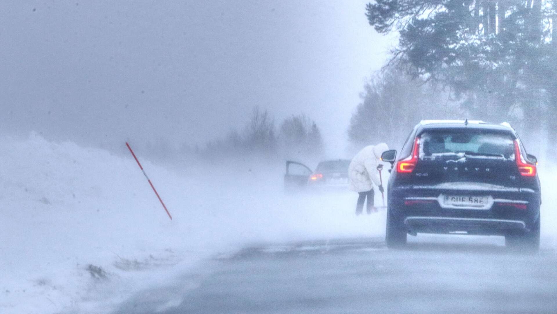 Ett flertal bilister blev stående i snödrevet längs Bruntorpsvägen, mellan Korsberga samhälle och länsväg 194, på onsdagen. 
