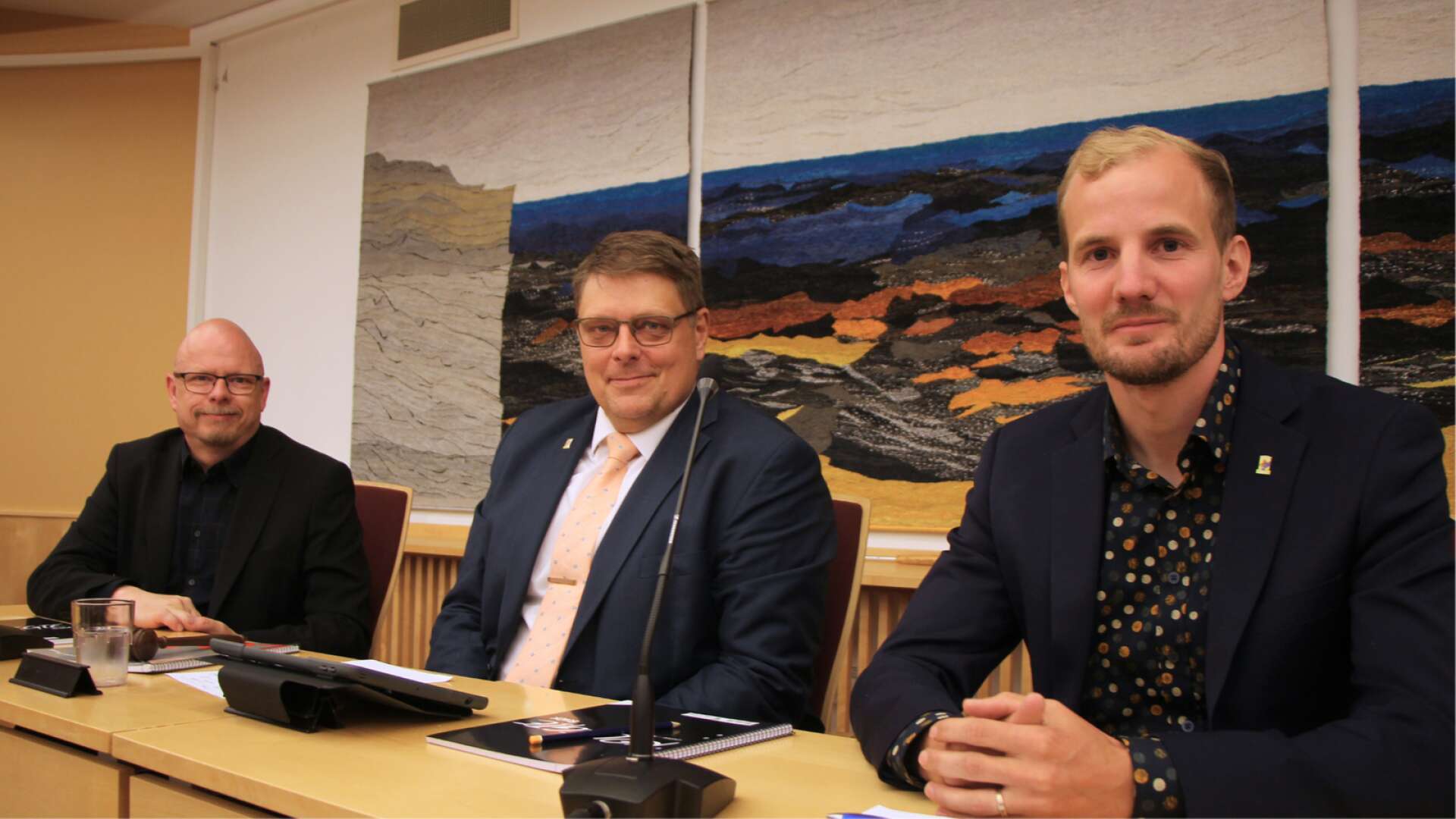 Oppositionsråd Janne Jansson (S), kommunalråd Johan Abrahamsson (M) och Henrik Andersson (M), förste vice ordförande i kommunstyrelsen är nöjda med markaffären som kan möjliggöra etableringen av batterifabriken och många nya arbetstillfällen i Mariestad.