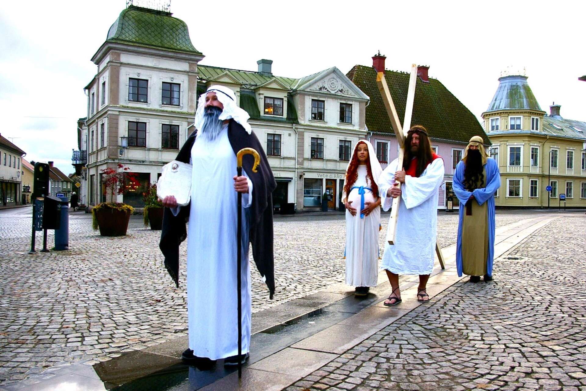 På väg till årets Juldopp är Moses (Patric Rovaniemi), Jesus (Andreas Gåvertson), jungfru Maria (Malin Johansson) och vise man (Maria Grydbäck). 