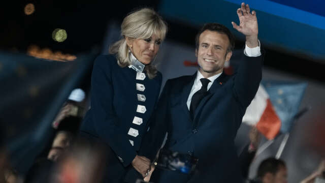 Frankrikes president Emmanuel Macron firar valsegern tillsammans med sin hustru Brigitte.