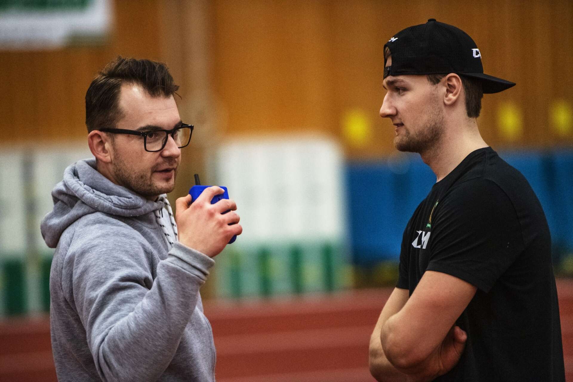 FBK:s målvaktstränare Maciej Szwoch och Jesper. Att få träna under &quot;Masken&quot; menar Jesper är en stor tillgång i hans utveckling.