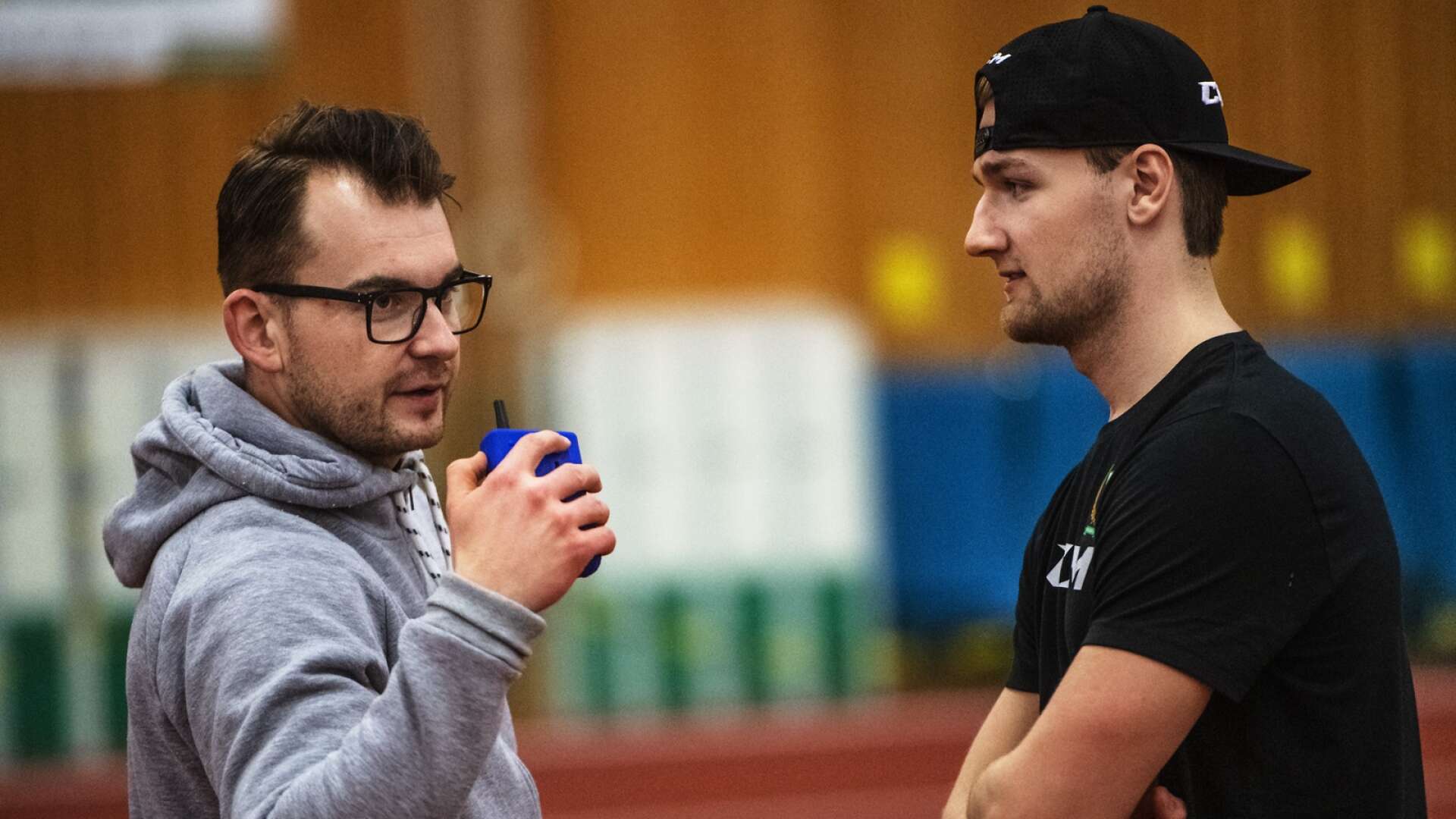 Målvaktstränaren Maciej Szwoch med Jesper Eliasson som fortsatt tränar med FBK i väntan på att bli utlånad. 