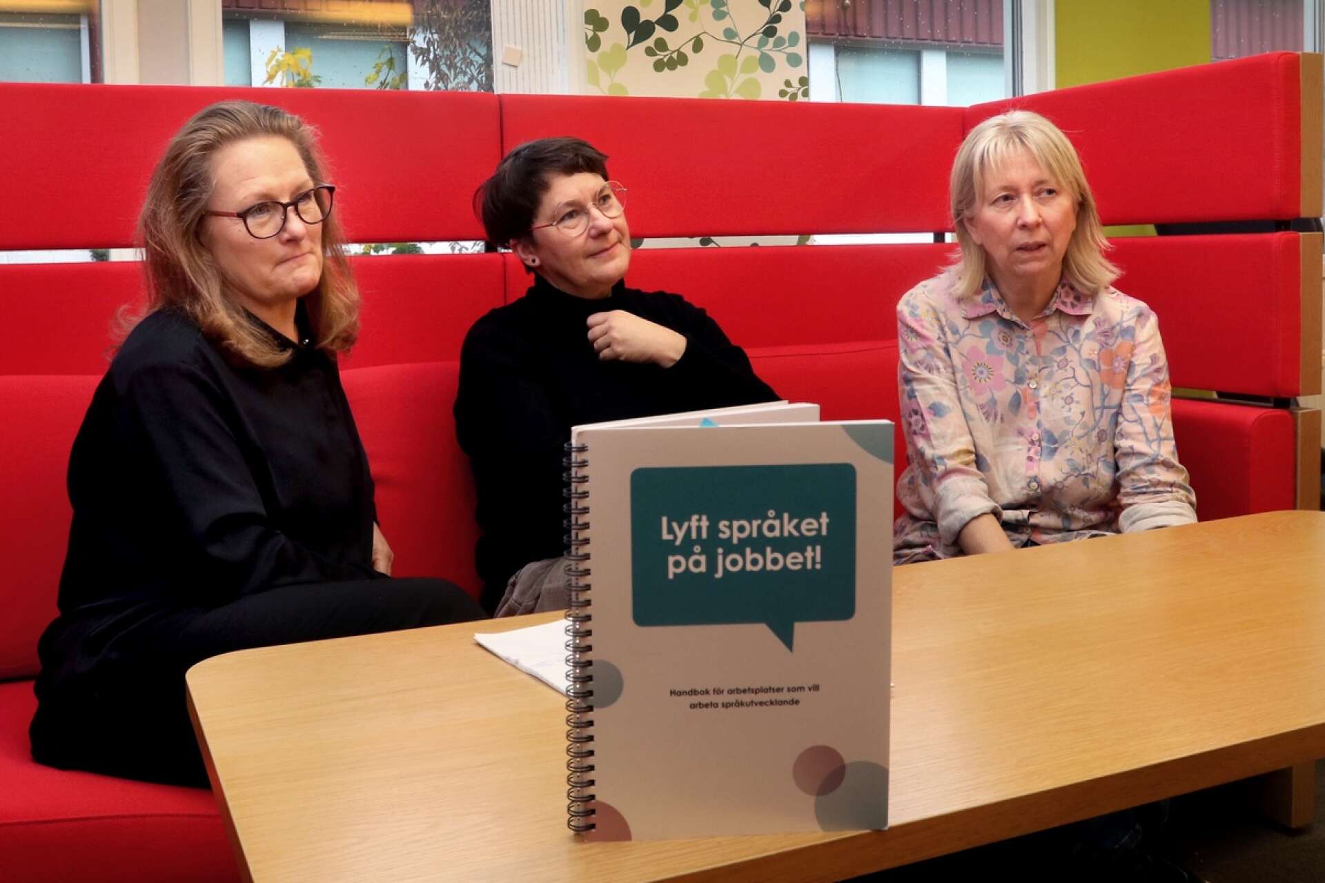 Lärarna Malin Eriksson, Inga-Lill Niggol och Karin Jansson utbildar sig just nu för att i framtiden kunna utbilda kommunens spårkstöd.