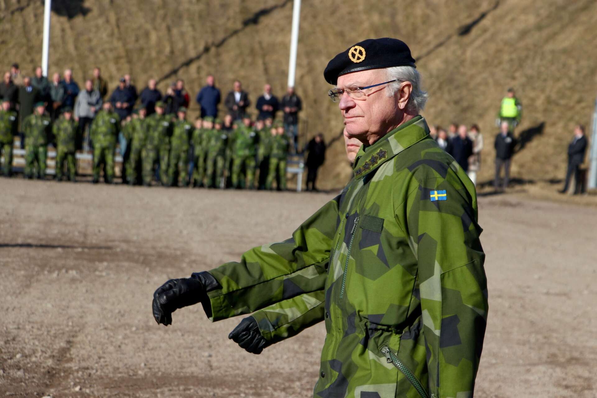 Kung Carl XVI Gustaf när han besökte Karlsborg tidigare under året och lämnade över Livregementet husarers nya standar.