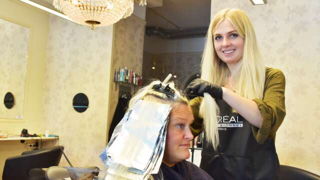 Emma Ekman jobbar numer i en salong i centrala Arvika, här har hon kunden Nina Benzon i frisörstolen.
