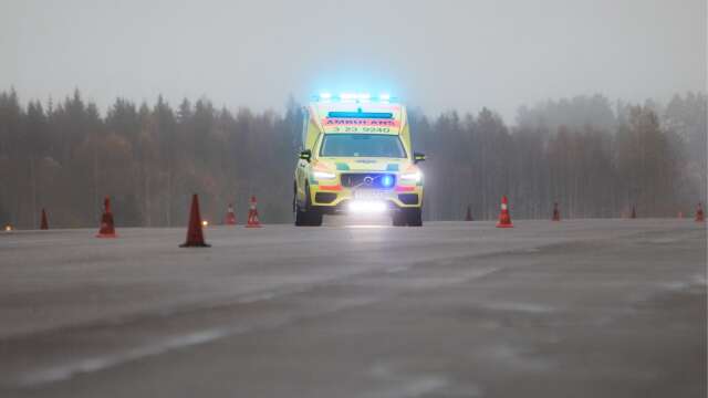 Ambulanspersonalen övade halkkörning på Karlskoga flygplats.