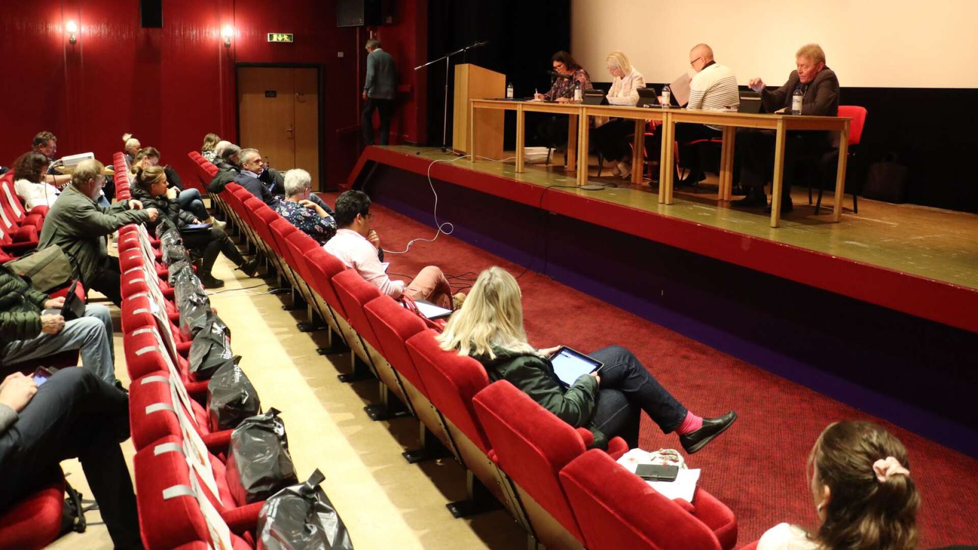 I oktober hölls kommunfullmäktiges sammanträde i biosalongen i Folkets hus i Filipstad. Nu har kvällens tänkta sammanträde blivit inställt med hänsyn till utvecklingen av den pågående coronapandemin.