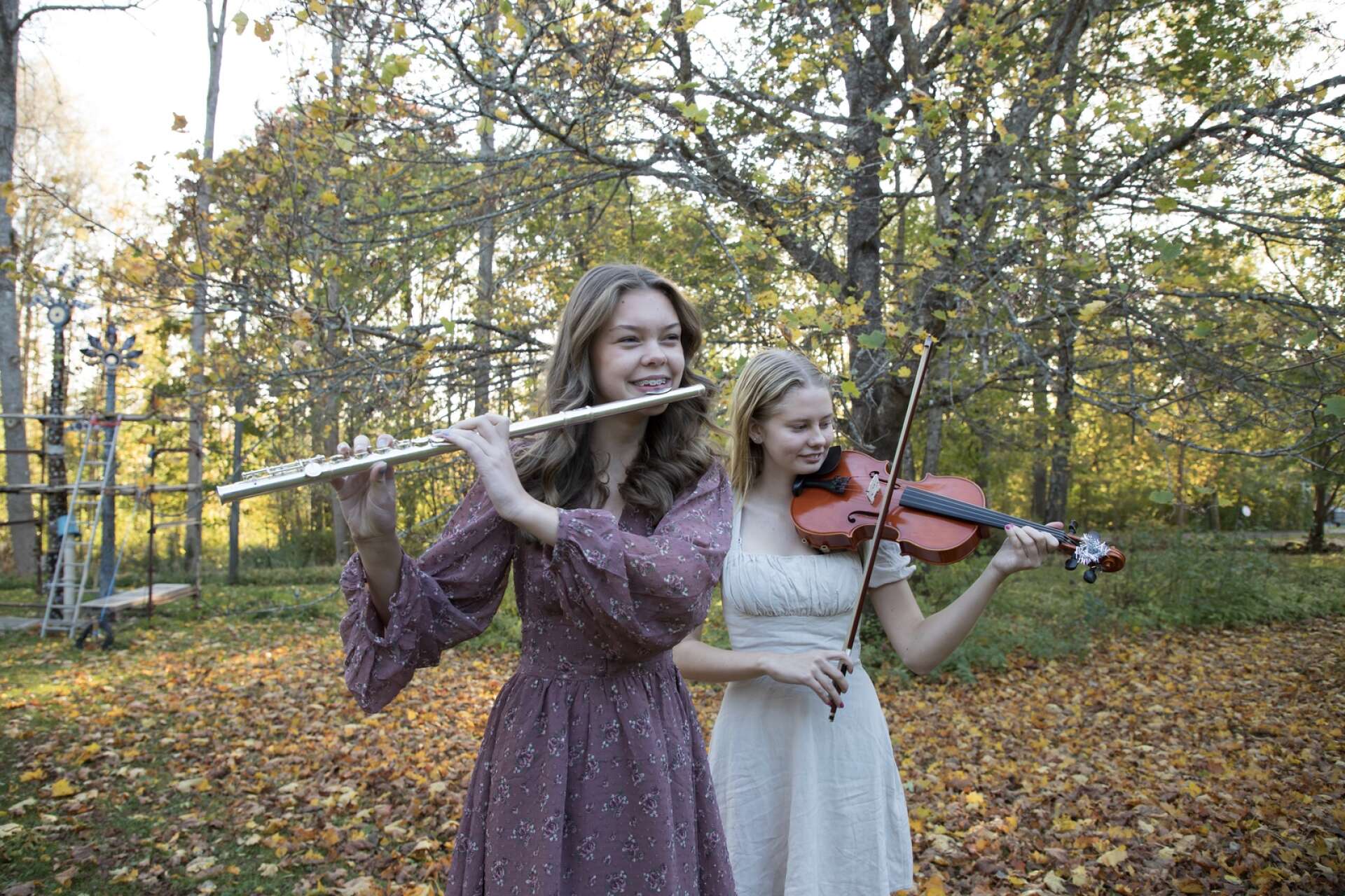 Malin Eriksson och Stella Axelsson får Arvika Konsertförenings stipendium.