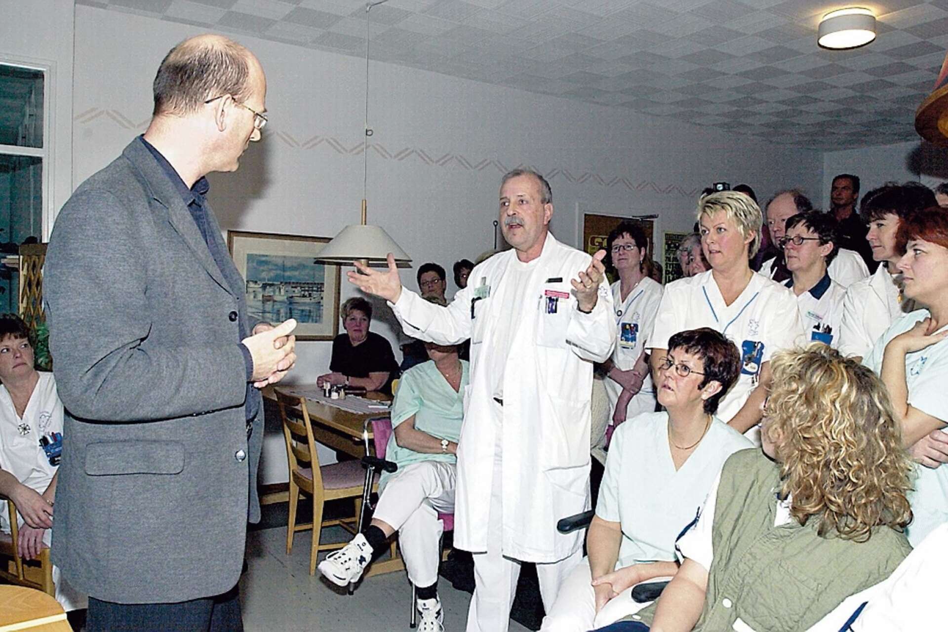 Bland de hårdaste kritikerna mot nedläggningsförslaget fanns många av sjukhusets läkare. En av dem var Bernhard Jaup, som på bilden ses reagera mot ett besked som lämnats till personalen. 