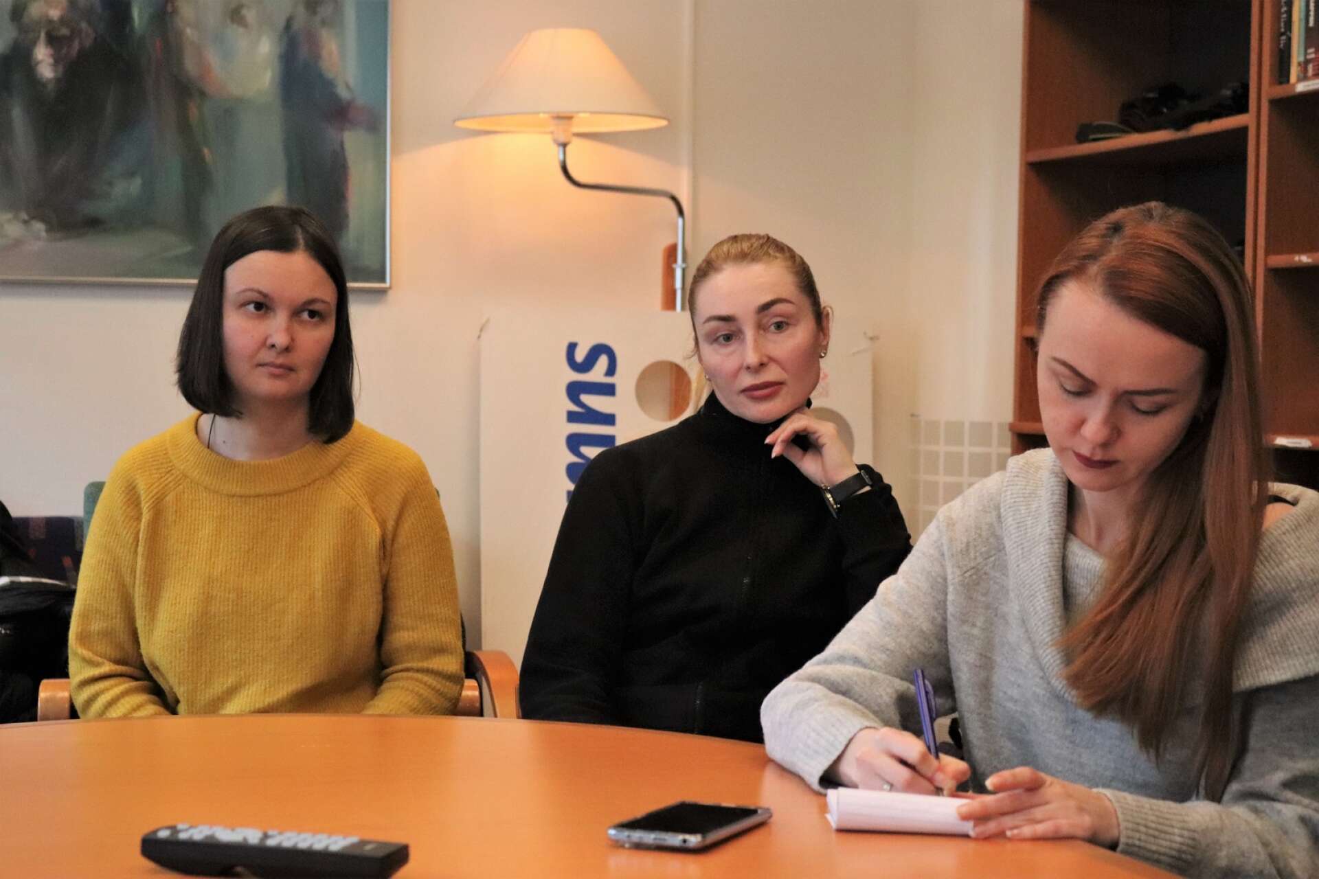 Yana, Tetiana  och Yuliia får hjälp att prata via tolken Alla Andreevna Källström. 